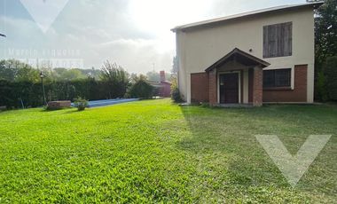Espectacular QUINTA CON PILETA  en lote de 40 x 25. Se aceptan PERMUTAS.
