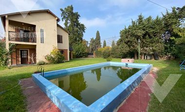 Espectacular QUINTA CON PILETA  en lote de 40 x 25. Se aceptan PERMUTAS.