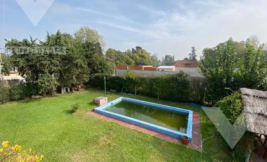 Espectacular QUINTA CON PILETA  en lote de 40 x 25. Se aceptan PERMUTAS.