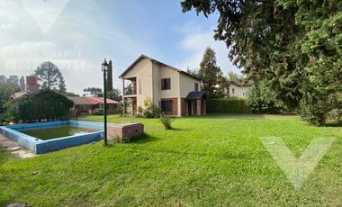 Espectacular QUINTA CON PILETA  en lote de 40 x 25. Se aceptan PERMUTAS.