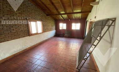 Espectacular QUINTA CON PILETA  en lote de 40 x 25. Se aceptan PERMUTAS.