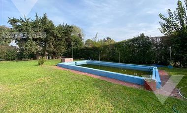 Espectacular QUINTA CON PILETA  en lote de 40 x 25. Se aceptan PERMUTAS.