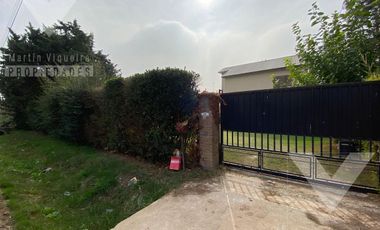 Espectacular QUINTA CON PILETA  en lote de 40 x 25. Se aceptan PERMUTAS.
