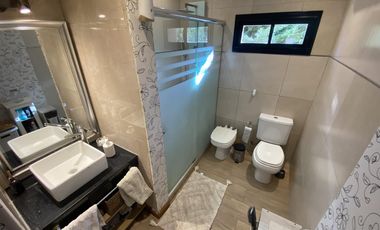 VENTA CASA DE CALIDAD 2 DORMITORIOS CON PILETA EN PUNTA CHACRA