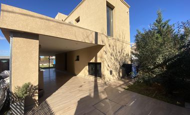 VENTA CASA DE CALIDAD 2 DORMITORIOS CON PILETA EN PUNTA CHACRA