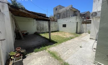 Venta casa 3 ambientes con jardín y cochera en Wilde