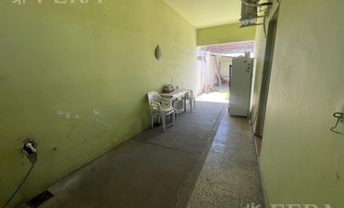 Venta casa 3 ambientes con jardín y cochera en Wilde