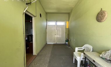 Venta casa 3 ambientes con jardín y cochera en Wilde