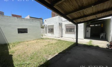 Venta casa 3 ambientes con jardín y cochera en Wilde
