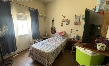 Venta casa 3 ambientes con jardín y cochera en Wilde