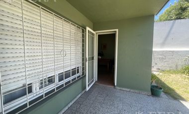 Venta casa 3 ambientes con jardín y cochera en Wilde