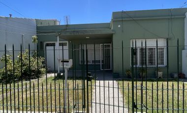Venta casa 3 ambientes con jardín y cochera en Wilde
