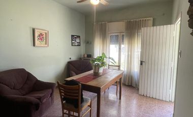 Venta casa 3 ambientes con jardín y cochera en Wilde
