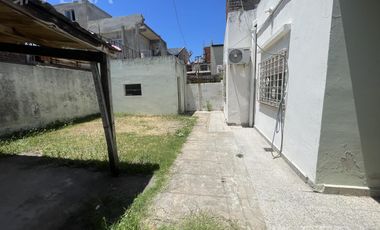 Venta casa 3 ambientes con jardín y cochera en Wilde