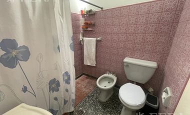Venta casa 3 ambientes con jardín y cochera en Wilde