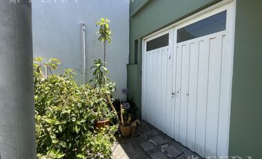 Venta casa 3 ambientes con jardín y cochera en Wilde