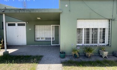 Venta casa 3 ambientes con jardín y cochera en Wilde