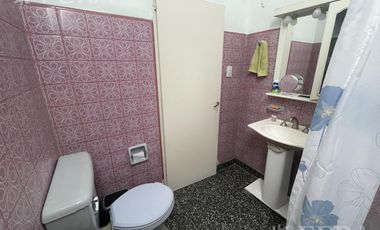Venta casa 3 ambientes con jardín y cochera en Wilde