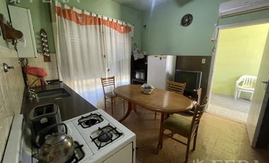 Venta casa 3 ambientes con jardín y cochera en Wilde