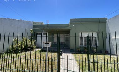 Venta casa 3 ambientes con jardín y cochera en Wilde