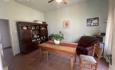 Venta casa 3 ambientes con jardín y cochera en Wilde