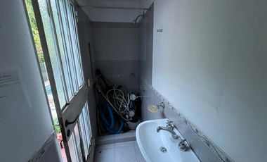 Hernandarias al 300. Casa 5 amb., cochera, pileta, fondo libre. La Boca.