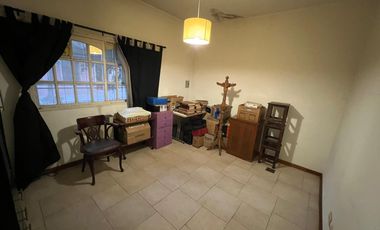 Hernandarias al 300. Casa 5 amb., cochera, pileta, fondo libre. La Boca.