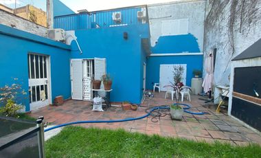 Hernandarias al 300. Casa 5 amb., cochera, pileta, fondo libre. La Boca.
