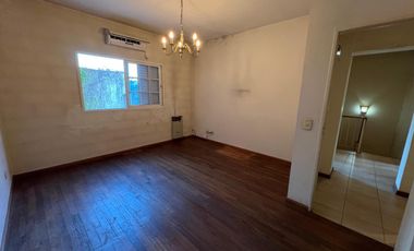 Hernandarias al 300. Casa 5 amb., cochera, pileta, fondo libre. La Boca.