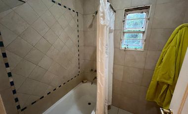 Hernandarias al 300. Casa 5 amb., cochera, pileta, fondo libre. La Boca.