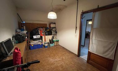 Hernandarias al 300. Casa 5 amb., cochera, pileta, fondo libre. La Boca.