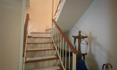 Hernandarias al 300. Casa 5 amb., cochera, pileta, fondo libre. La Boca.