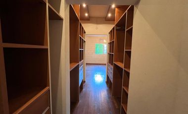 Hernandarias al 300. Casa 5 amb., cochera, pileta, fondo libre. La Boca.