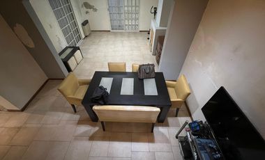 Hernandarias al 300. Casa 5 amb., cochera, pileta, fondo libre. La Boca.