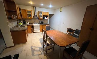 Hernandarias al 300. Casa 5 amb., cochera, pileta, fondo libre. La Boca.