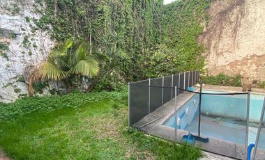 Hernandarias al 300. Casa 5 amb., cochera, pileta, fondo libre. La Boca.