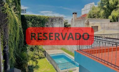 Hernandarias al 300. Casa 5 amb., cochera, pileta, fondo libre. La Boca.