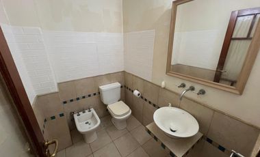 Hernandarias al 300. Casa 5 amb., cochera, pileta, fondo libre. La Boca.