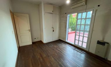 Hernandarias al 300. Casa 5 amb., cochera, pileta, fondo libre. La Boca.