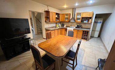 Hernandarias al 300. Casa 5 amb., cochera, pileta, fondo libre. La Boca.