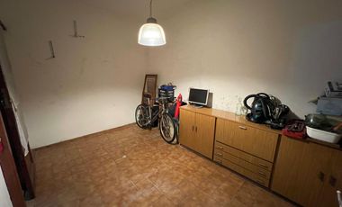 Hernandarias al 300. Casa 5 amb., cochera, pileta, fondo libre. La Boca.