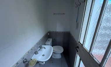 Hernandarias al 300. Casa 5 amb., cochera, pileta, fondo libre. La Boca.