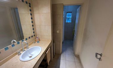 Hernandarias al 300. Casa 5 amb., cochera, pileta, fondo libre. La Boca.