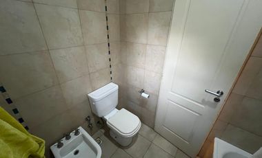 Hernandarias al 300. Casa 5 amb., cochera, pileta, fondo libre. La Boca.