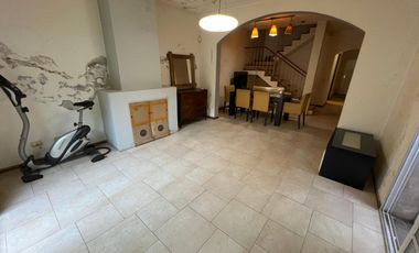 Hernandarias al 300. Casa 5 amb., cochera, pileta, fondo libre. La Boca.