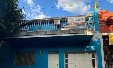 Hernandarias al 300. Casa 5 amb., cochera, pileta, fondo libre. La Boca.