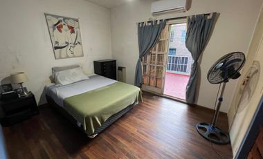 Hernandarias al 300. Casa 5 amb., cochera, pileta, fondo libre. La Boca.