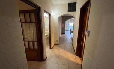 Hernandarias al 300. Casa 5 amb., cochera, pileta, fondo libre. La Boca.