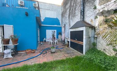 Hernandarias al 300. Casa 5 amb., cochera, pileta, fondo libre. La Boca.