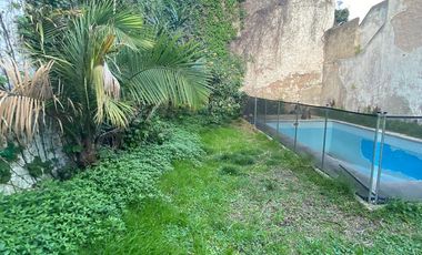Hernandarias al 300. Casa 5 amb., cochera, pileta, fondo libre. La Boca.